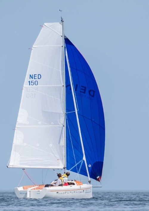 RS Aira 22 segelt unter Gennaker mit eingerollter Fock hinaus auf das Meer.