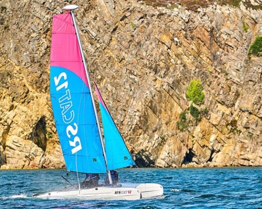 Strand-Katamaran auf am Wind Kurs vor einer Steilküste