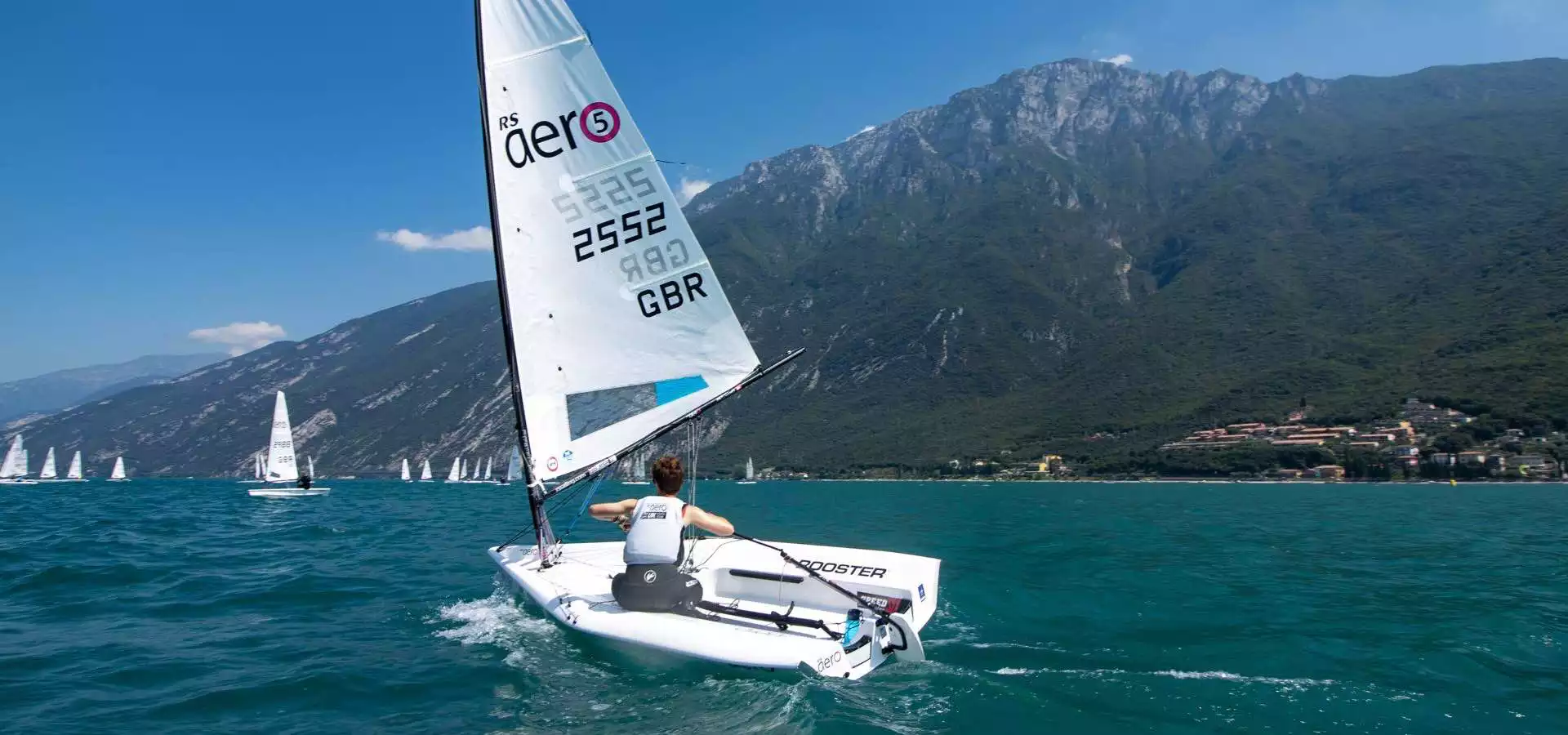 Jugendlicher segelt vorwind mit RS Aero 5 Segeljolle am Gardasee