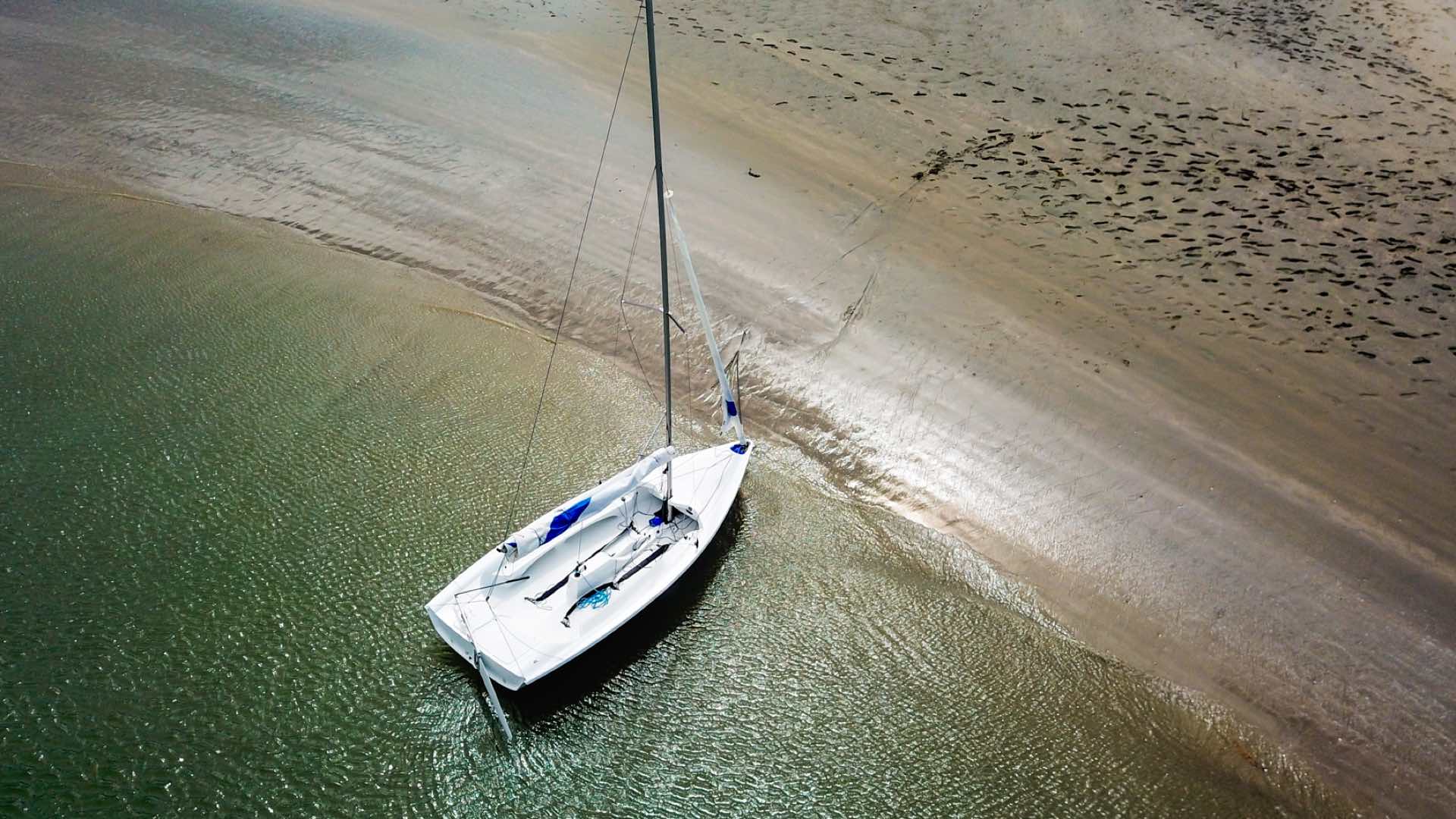 Luftaufnahme RS Venture Segelboot Anlegen am Strand