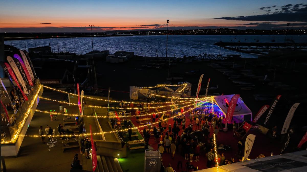 Luftaufnahme Party Zelt in der Dämmerung, RS Games 2022 Weymouth