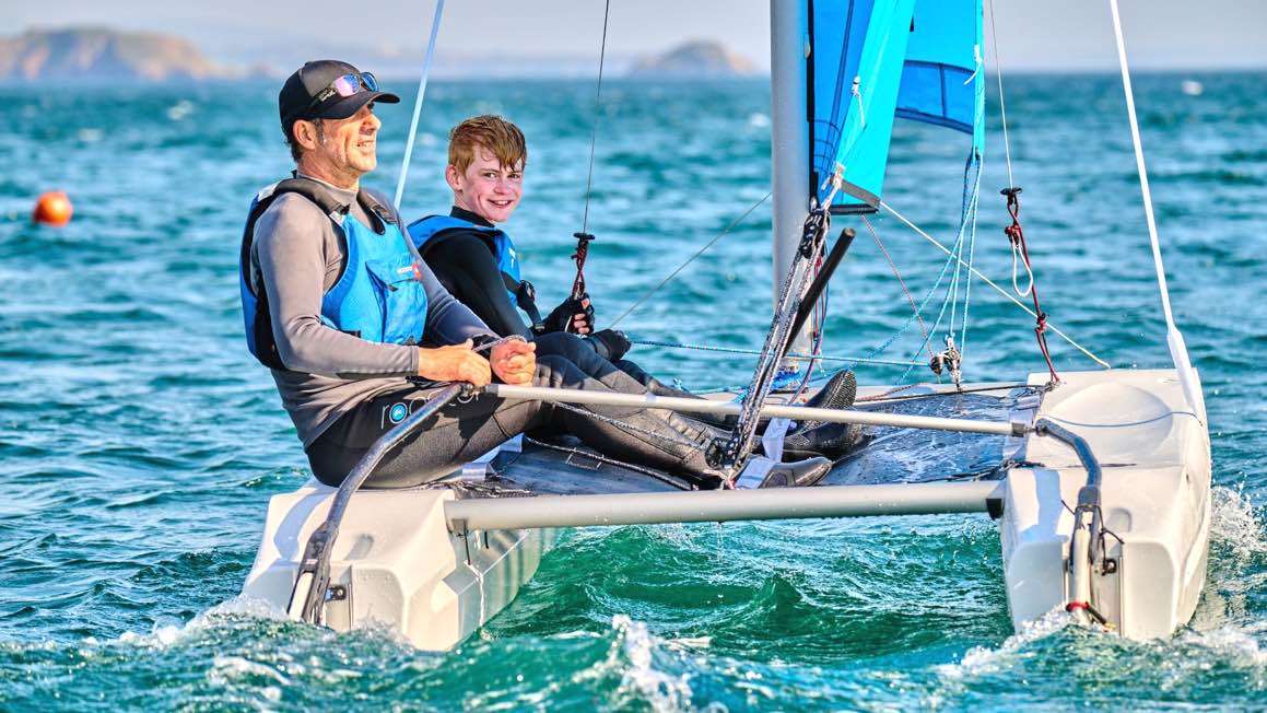 Sichtbarer Segelspaß bei Vater und Sohn auf dem kleinen Beach Katamaran RS CAT12