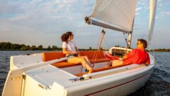 Ehepaar segelt bei Leichtwind eine RS Aira 22 - Perspektive schräg von achtern in das aufgeräumte Cockpit.