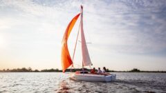 RS Aira 22 segelt unter Gennaker davon - das gesamte moderne Rigg in seinen Einzelheiten ist gut zu sehen.