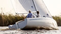 Ein älteres Ehepaar segelt gemütlich mit ihrem Aira 22 Daycruiser bei etwas Schräglage an der Kreuz.