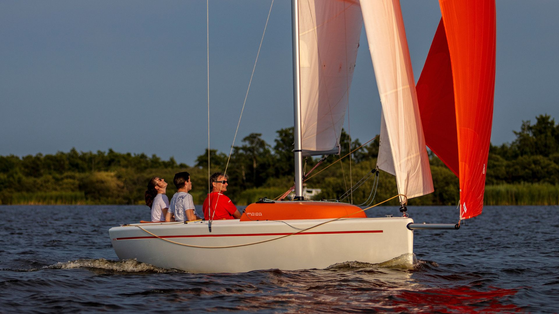 RS Aira 22 offenes Kielboot unter Gennaker - comfortables Segeln ohne auf Segelperformance verzichten zu müssen