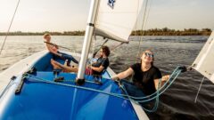Junge Leute, drei an der Zahl, segeln mit sichtbarer Freude ihre RS Aira 22.